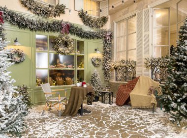 Kar dekorasyonlu Noel kafe fırını.