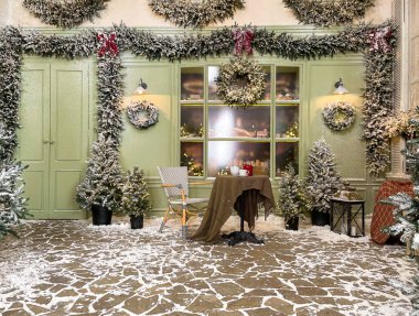 Kar dekorasyonlu Noel kafe fırını.