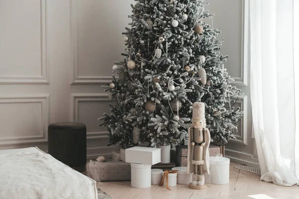 Christmas tree with gifts in white living room — Stock Photo, Image