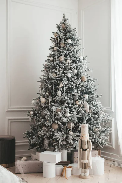 白いリビングルームの贈り物とクリスマスツリー — ストック写真