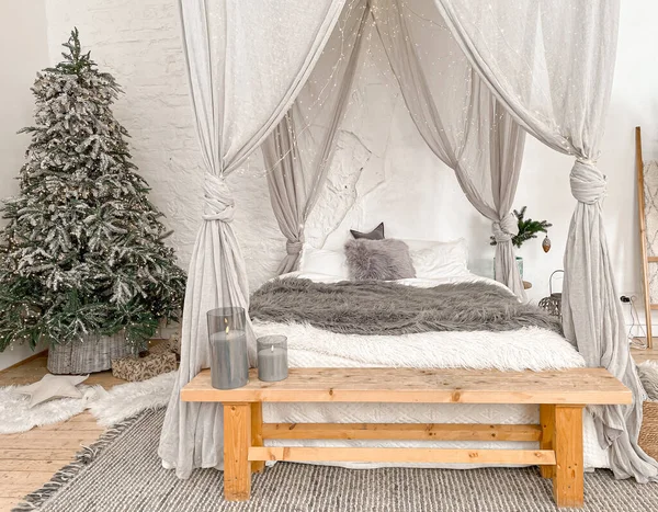 Kerstmis stijlvolle ochtend slaapkamer met dennenboom — Stockfoto