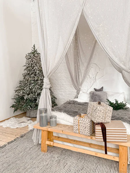 Dormitorio de Navidad elegante mañana con abeto — Foto de Stock