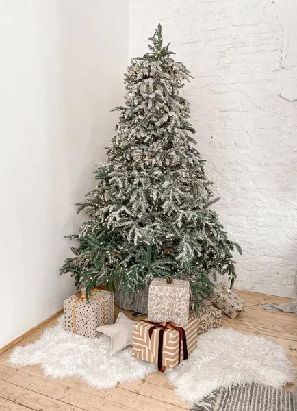 Árbol de abeto elegante de Navidad con regalos — Foto de Stock