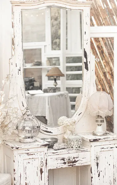 Shabby κομψό vintage λευκό dressing table — Φωτογραφία Αρχείου