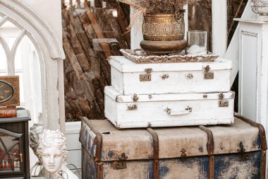 Eski püskü sandık yığınları.