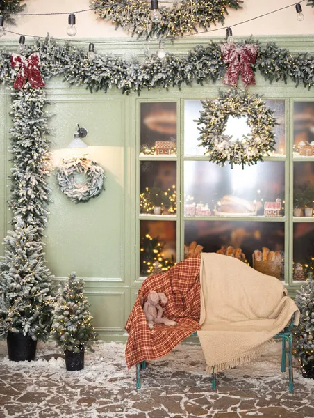 Bänk nära jul café bageri på snöig gata — Stockfoto