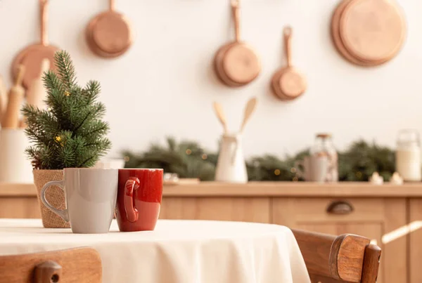 Noel masasında iki çay fincanı fotokopi alanı — Stok fotoğraf