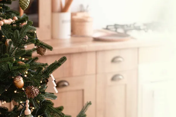 クリスマスツリークローズアップ上のキッチンコピースペース — ストック写真