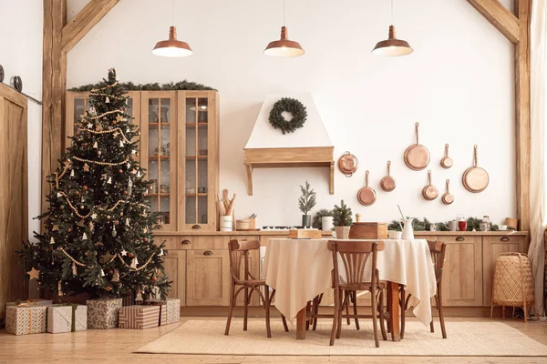 Noel şenliği. Büyük ağaçlı modern mutfak. — Stok fotoğraf