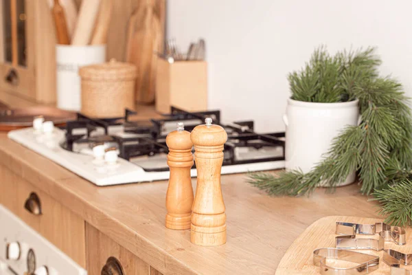 クリスマスキッチンの木製の塩とコショウシェーカー — ストック写真