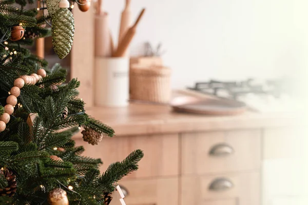 Kerstboom close-up op keuken kopieerruimte — Stockfoto