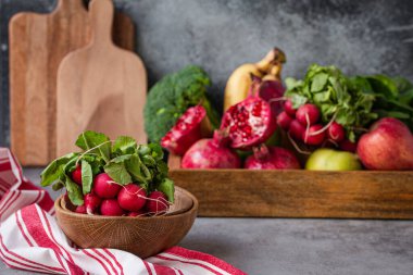 Mutfak masasında meyve ve sebzeli turp.