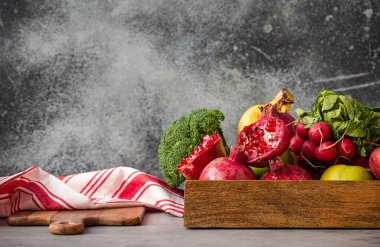 Meyve ve sebzeli mutfak masası.