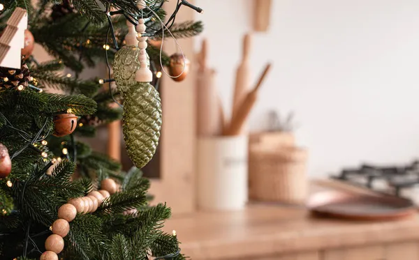 Kerstboom close-up op keuken kopieerruimte — Stockfoto