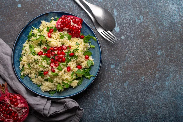 Tabbouleh salade met couscous en granaatappel kopieerruimte — Stockfoto