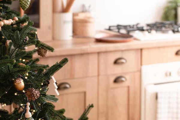 クリスマスツリークローズアップ上のキッチンコピースペース — ストック写真