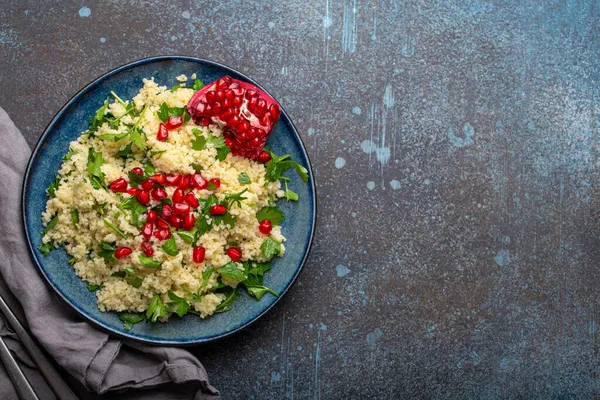 Tabbouleh salade met couscous en granaatappel kopieerruimte — Stockfoto