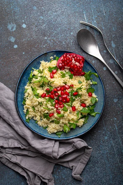 Tabbouleh salade met couscous en granaatappel — Stockfoto