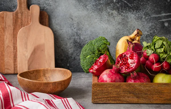 Boş kâse, meyve ve sebzeli mutfak masası.