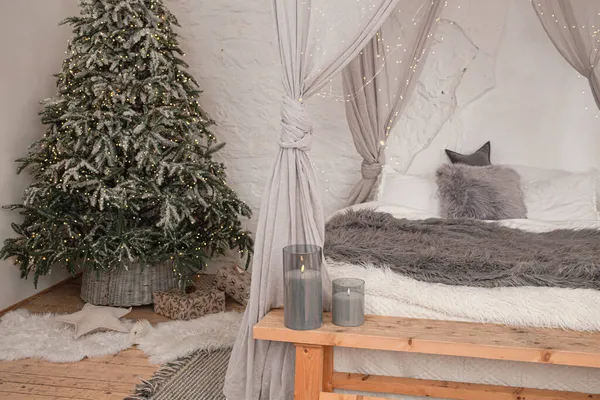Kerstmis stijlvolle ochtend slaapkamer met dennenboom — Stockfoto