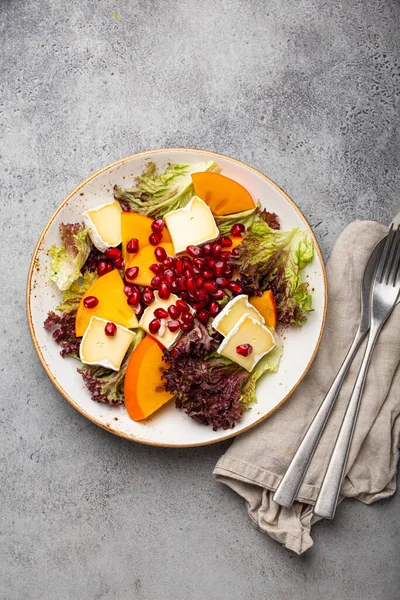 Insalata di cachi vegetariana sana con brie vista dall'alto — Foto Stock