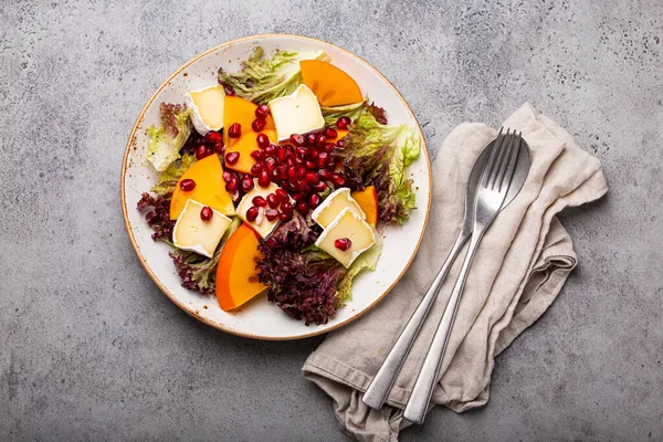 Salată vegetariană sănătoasă de persimmon cu vedere de sus la brie — Fotografie, imagine de stoc