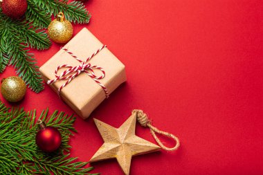 Noel süslemeleri, köknar ağacı, kırmızı arkaplan fotokopi alanında mevcut