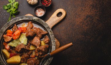 Sebzeli et yahnisi ve kırsal metal tencere üst görünüm kopyalama alanı.