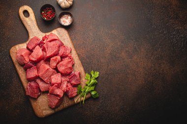 Tahta kesme tahtasındaki güveç için çiğ et küpleri kopyalama alanı