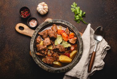 Sebzeli et güveci ve kırsal metal tencere manzaralı sos.