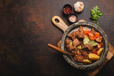 Sebzeli et yahnisi ve kırsal metal tencere üst görünüm kopyalama alanı.