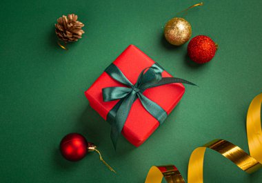 Şimdiki Noel kompozisyonu ve kırmızı, yeşil, altın rengi süslemeler.