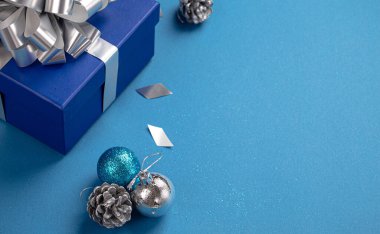 Şimdiki Noel kompozisyonu ve mavi ve gümüş renkli süslemeler