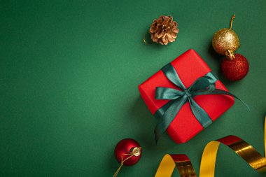 Şimdiki Noel kompozisyonu ve kırmızı, yeşil, altın rengi süslemeler.