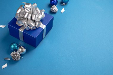 Şimdiki Noel kompozisyonu ve mavi ve gümüş renkli süslemeler