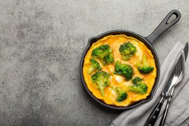 Brokolili sağlıklı omlet dökme demir tava üst görünüm boşluğu kopyala