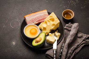 Keto diyeti için siyah tabakta koyu arkaplan kopyalama alanı