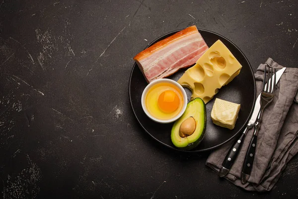 Alimentos para keto dieta na placa preta no espaço de cópia de fundo escuro — Fotografia de Stock