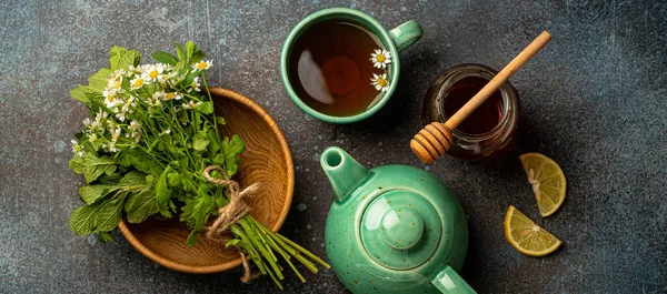 Травяной чай с натуральными целебными лечебными травами, чашка чая, чайник вид сверху — стоковое фото