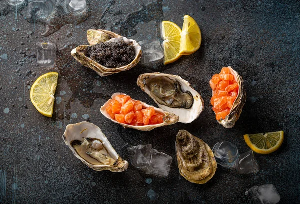 Frutos do mar entradas sortidas e aperitivos tartare de salmão, caviar preto, ostras — Fotografia de Stock
