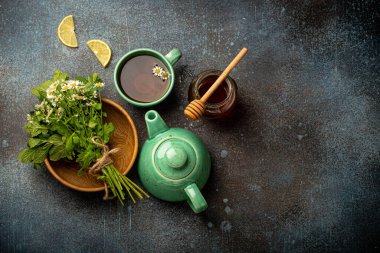 Doğal şifalı bitkiler, çay fincanı, çaydanlık manzaralı bitki çayı.