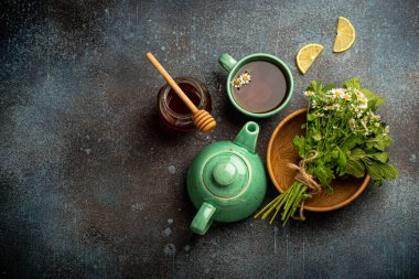 Doğal şifalı bitkiler, çay fincanı, çaydanlık manzaralı bitki çayı.