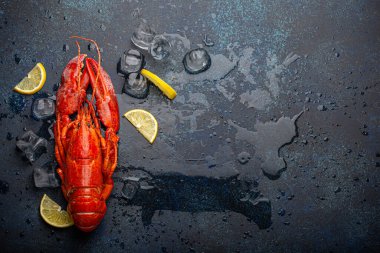 Limonlu ve buzlu ıstakoz mavi taş zemin üzerinde üst görünüm