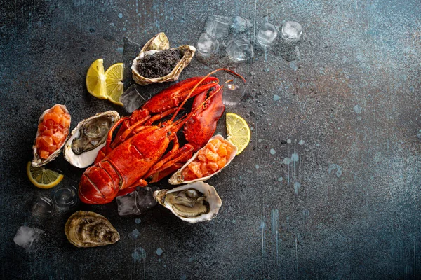 Frutos do mar variados com lagosta, ostras, tartare de salmão, caviar preto vista superior — Fotografia de Stock