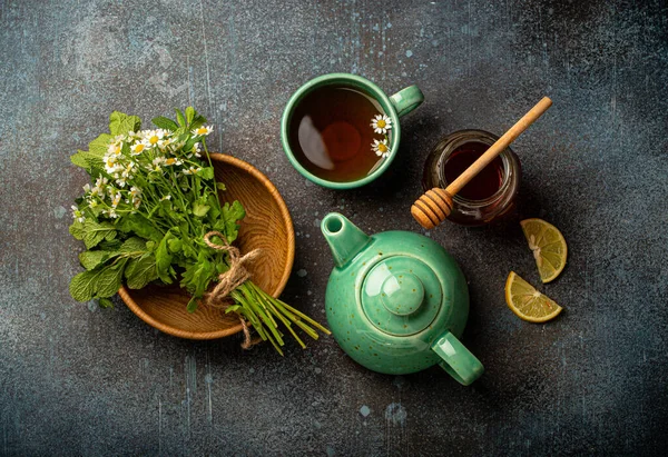 Травяной чай с натуральными целебными лечебными травами, чашка чая, чайник вид сверху — стоковое фото