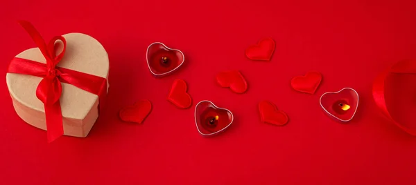 Szent Valentin top view kompozíció ajándék doboz, gyertyák, szív a piros háttér — Stock Fotó