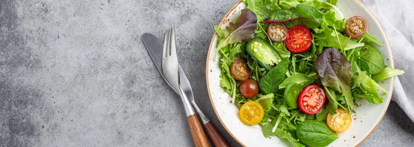 Λαχανικά υγιεινή σαλάτα με κόκκινα και κίτρινα ντοματίνια, πιπέρι και πράσινα φύλλα σαλάτας σε λευκό ρουστίκ κεραμικό πιάτο — Φωτογραφία Αρχείου