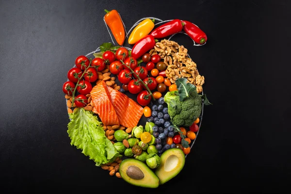 Healthy food arrangement in realistic heart shape, diet for heart and cardiovascular system. — Foto de Stock