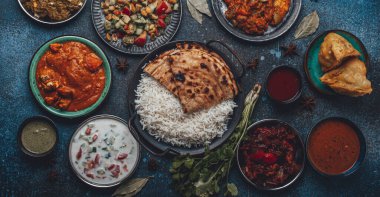 Kırsal beton masa üzerinde yukarıdan çeşitli Hint etnik yemek büfesi