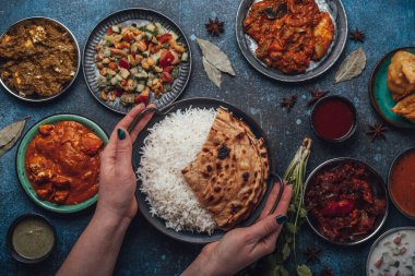 Kırsal beton masa üzerinde yukarıdan çeşitli Hint etnik yemek büfesi